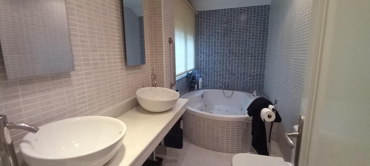 Chalet Con Piscina, Sauna Y Jacuzzi Cerca Del Mar A Media Hora De Bilbao Y Santander El Puente  Exterior foto